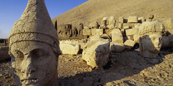 Каменные изваяния на горе Немрут-Даг